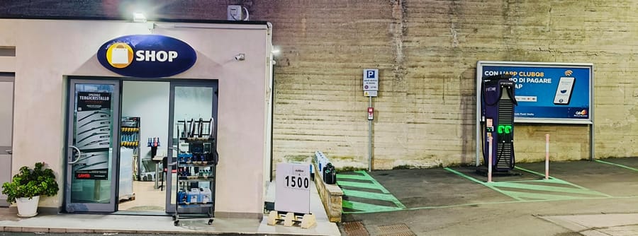Erogatore di AdBlue e shop presso la stazione MegaService