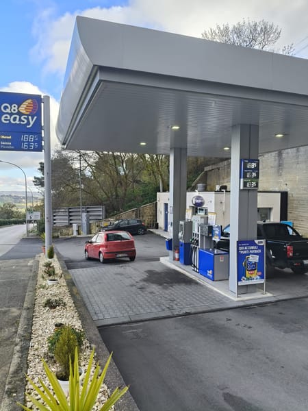 Pompe di rifornimento carburante Q8 presso MegaService