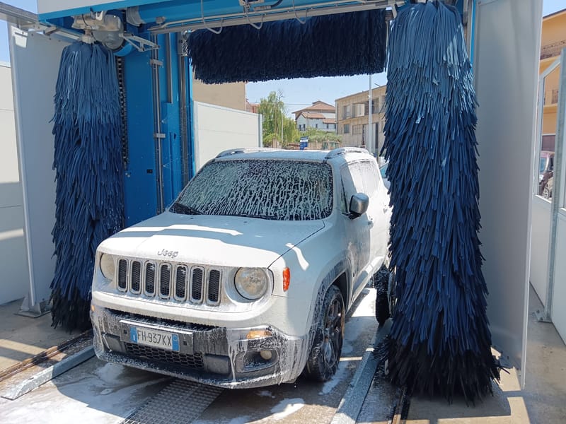Auto in lavaggio nell'impianto EasyWash Easy Wash Q8