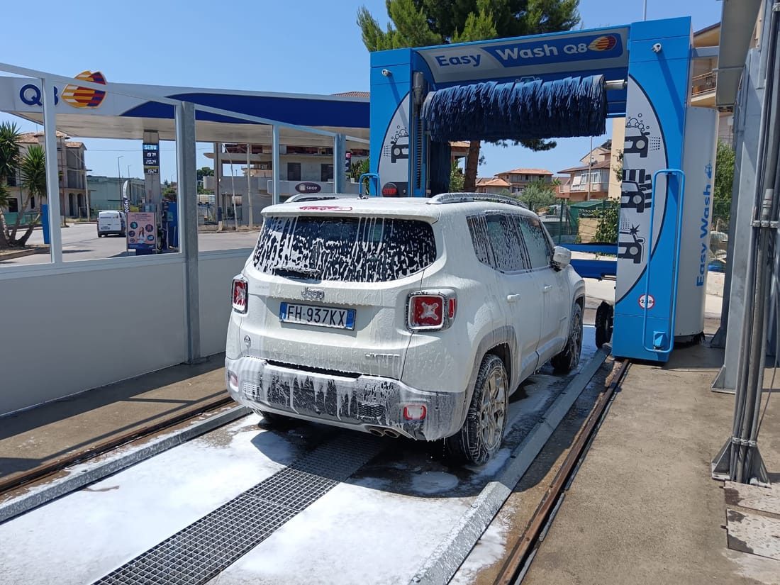 Auto in lavaggio nell'impianto Easy Wash Q8 di MegaService a Campobello di Licata