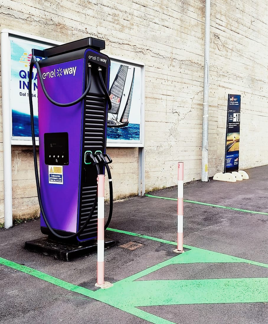 Colonnina di ricarica per veicoli elettrici presso MegaService a Enna