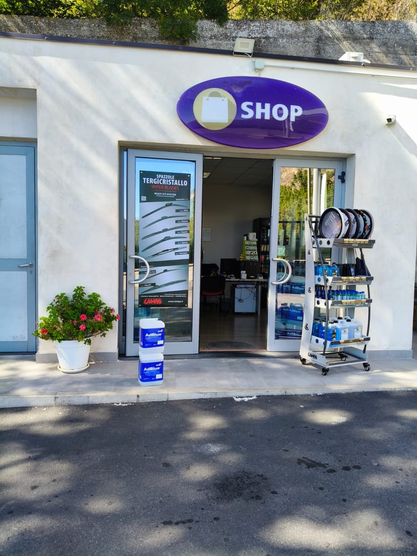 Shop MegaService con olio, AdBlue e accessori per auto e mezzi pesanti a Enna